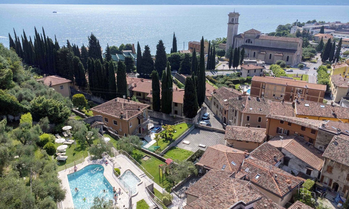 Toscolano Maderno Apartment | Holiday apartment with air conditioning, WiFi and pool