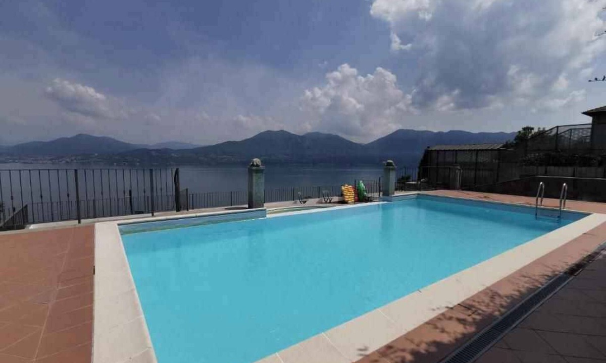 Oggebbio Apartment | Holiday apartment with balcony with side lake view