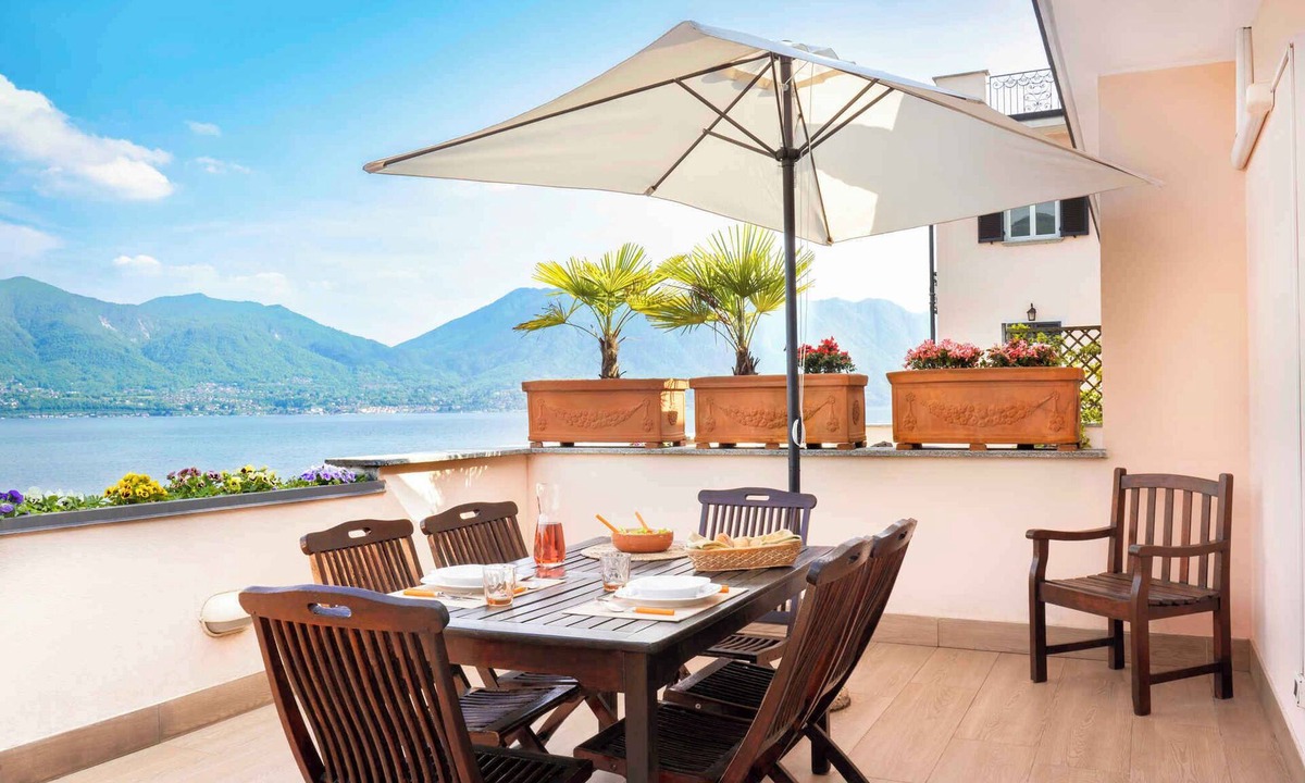 Oggebbio Apartment | Holiday apartment with private beach and balcony with lake view