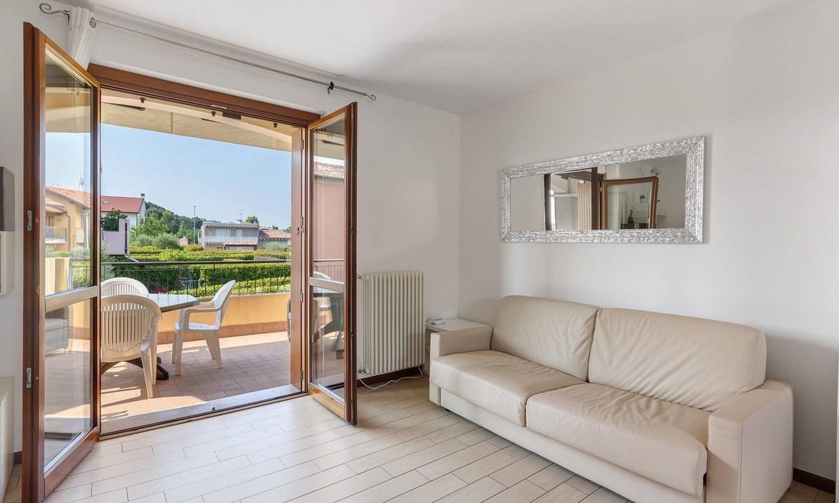 Peschiera del Garda House | Holiday Home 'Casa Vacanze Da Ricky' with Shared Pool, Wi-Fi and Air Conditioning