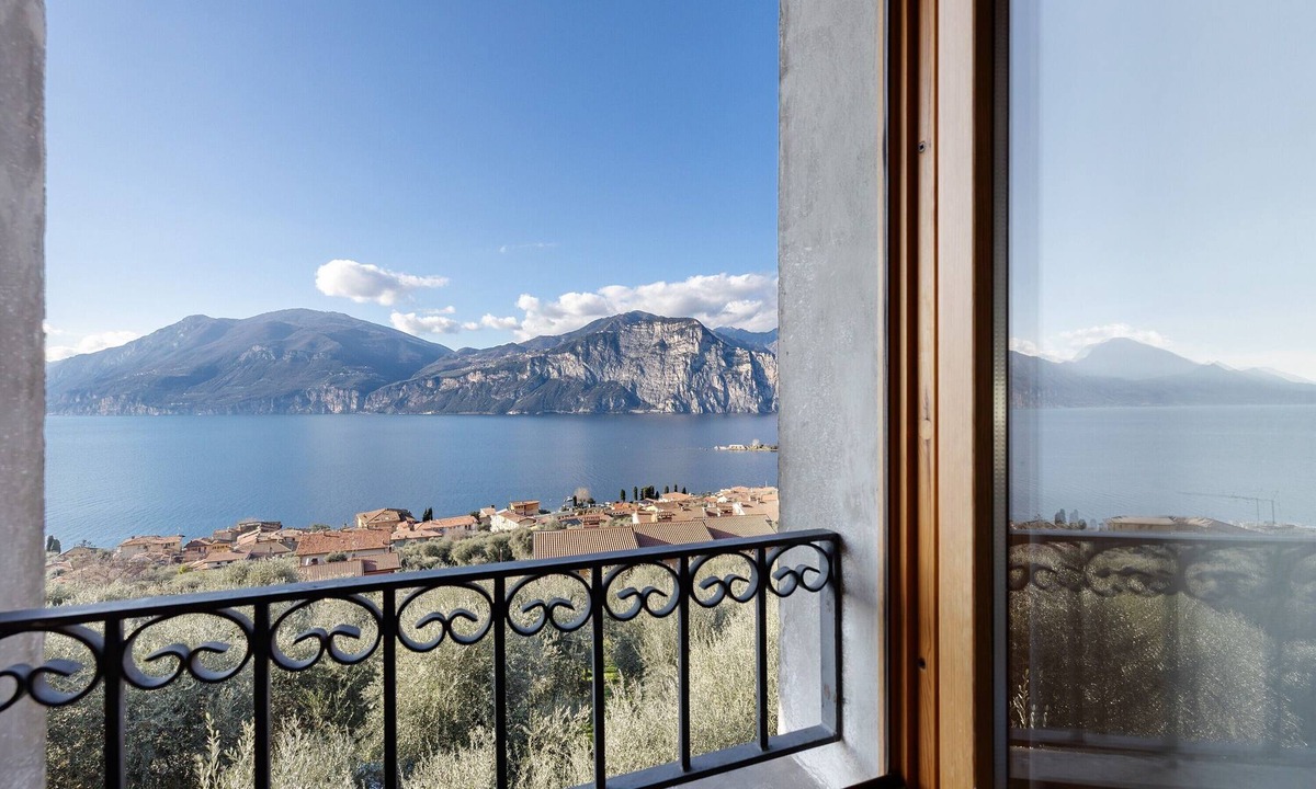 Assenza House | Holiday Home 'Lago' with Lake View and Private Terrace