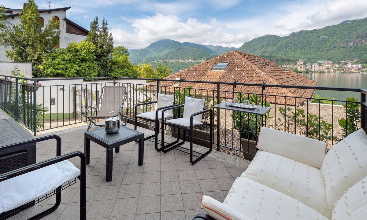 Omegna House | Holiday Home 'Lago Vicky' with Lake View, Private Terrace and Wi-Fi