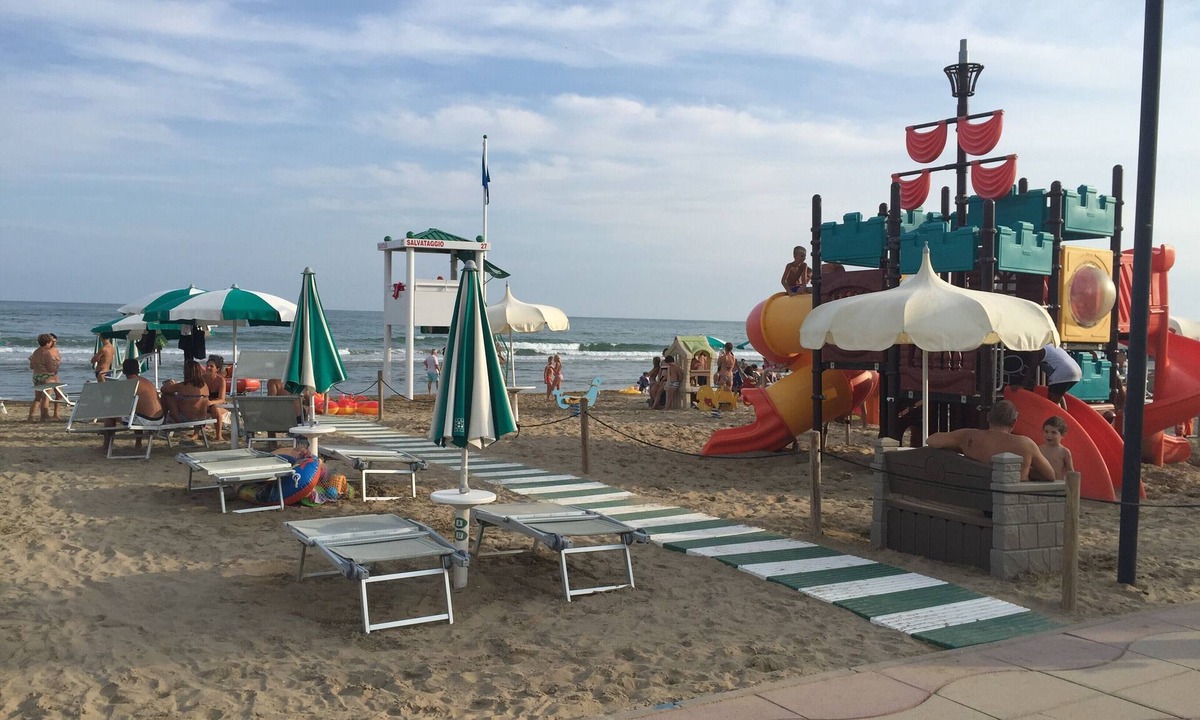 Jesolo Pineta House | Holiday Home 'Residenza Magnolia - Ground Floor' with Private Garden, Wi-Fi & Air Conditioning