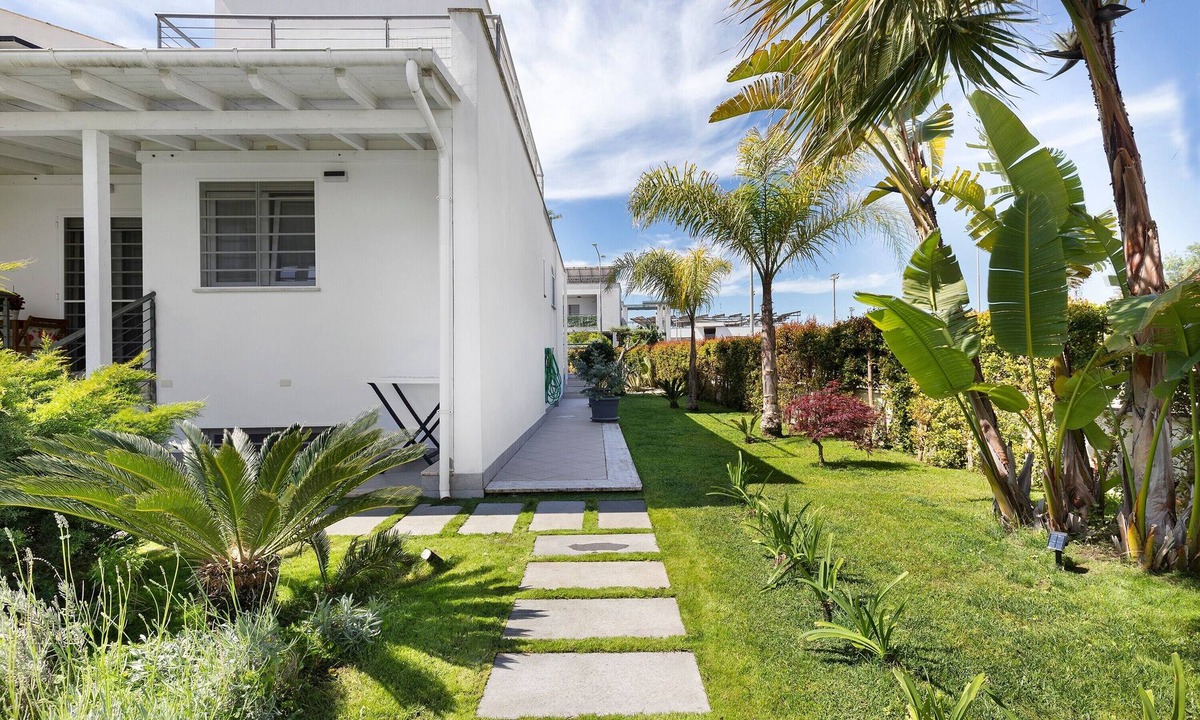 Anzio Bed & Breakfast | Holiday Home 'Zampamare Bb - Anzio' with Private Terrace, Private Garden and Wi-Fi