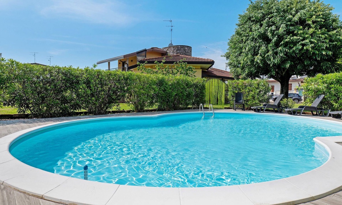 Zevio House | Homestay 'La Casa Di Gio - 2 Single Rooms' with Shared Pool, Wi-Fi, and Air Conditioning