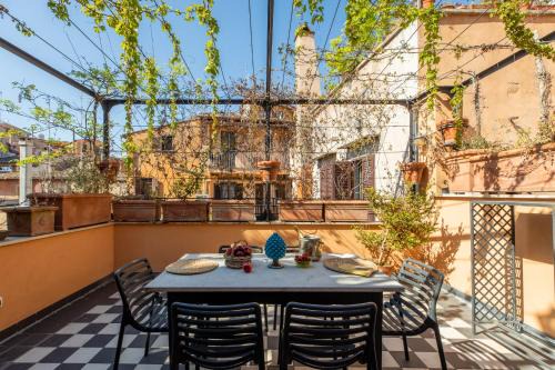 Trastevere Apartment | iFlat Charming Terrace Retreat in Trastevere