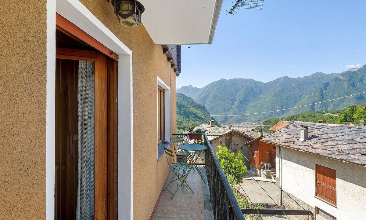 Villa-Nabian Apartment | 'Il Nido del Picchio Verde' Apartment with Mountain View, Balcony and Wi-Fi