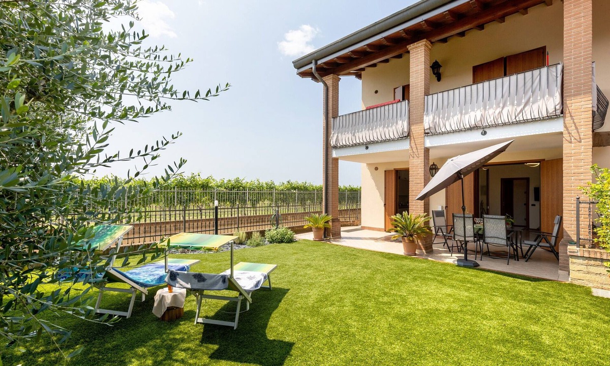 San Benedetto di Lugana Apartment | Katy Lake Lavanda Apartment with Private Terrace, Wi-Fi, and Air Conditioning