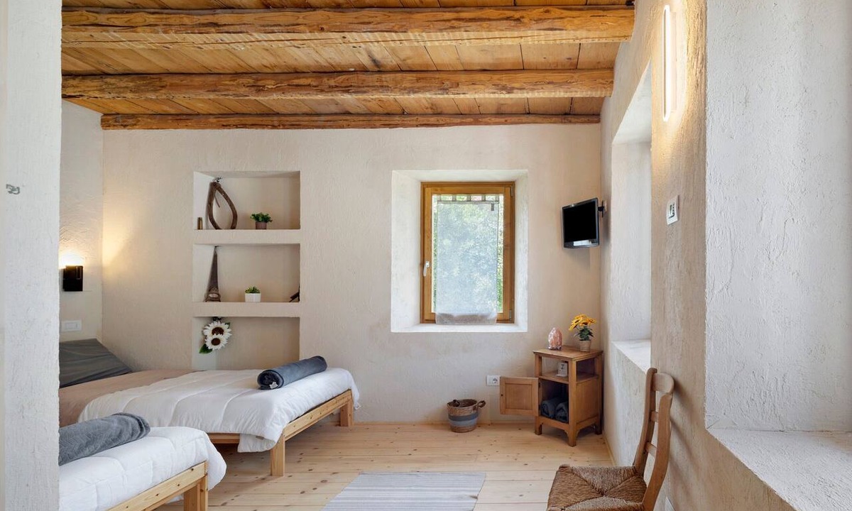 Seren del Grappa Apartment | La Finestra sul Grappa – Room 'Monte Roncon' with Mountain View, Shared Terrace & Wi-Fi