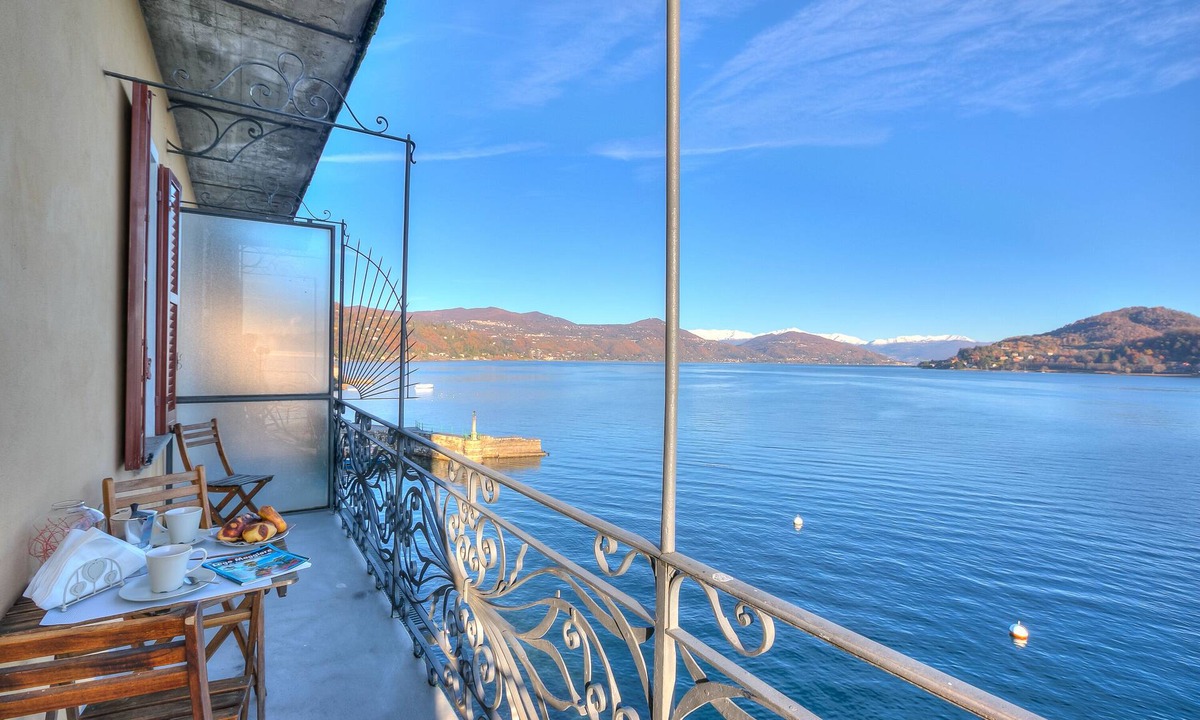 Arona Apartment | Lago Magico Pied Dans L' Eau with Balcony, Arona, Italy