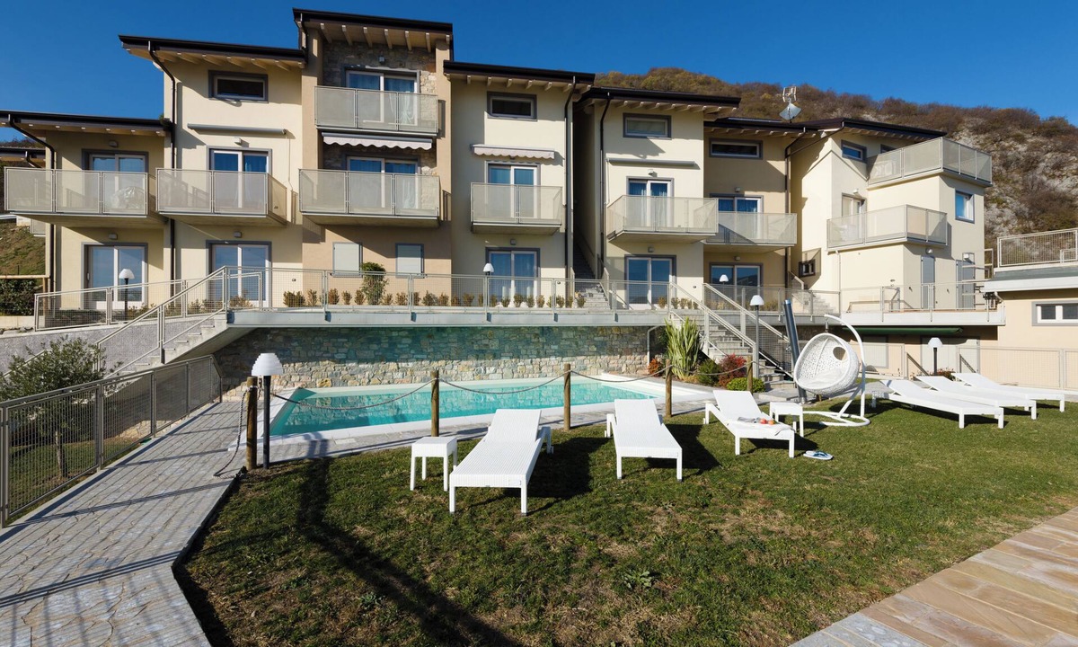 Parzanica House | Lake View Paradise - three-room apartment with terrace and pool at Lake Iseo