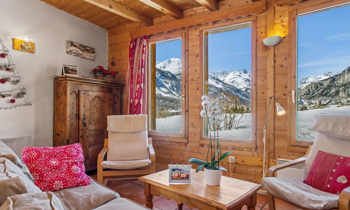 Nevache Ski Chalet | Le troll: family chalet, valley views and skiing nearby