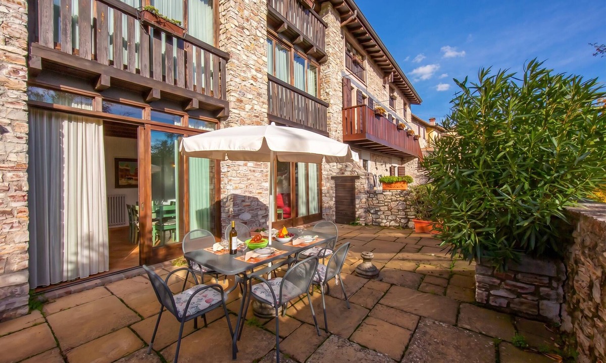 Liano-Formaga Apartment | Liano Ginestra-Private Terrace & Parking, Gargnano, Italy