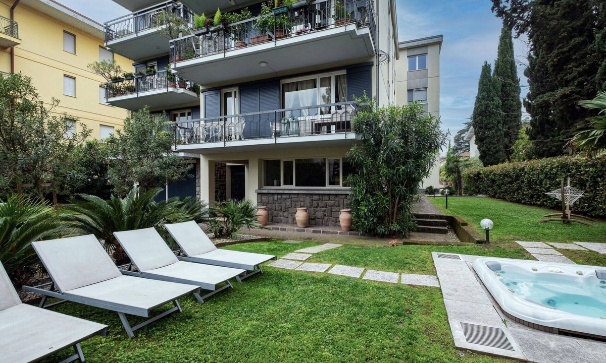 Desenzano del Garda Apartment | Lovely apartment with hot tub, sauna, A/C, WIFI, TV, terrace and pets allowed, close to Sirmione