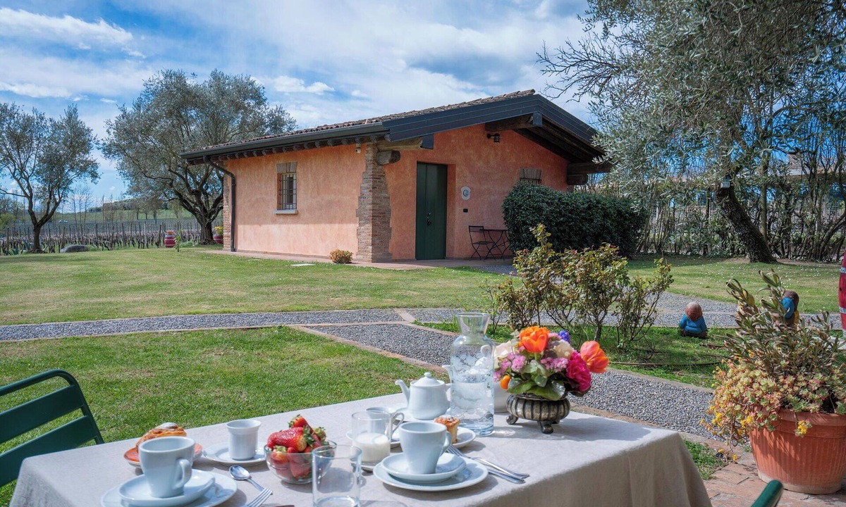 Pozzolengo Villa | Lovely apartment in villa for 2 guests with pool, WIFI, A/C and pets allowed, close to Sirmione