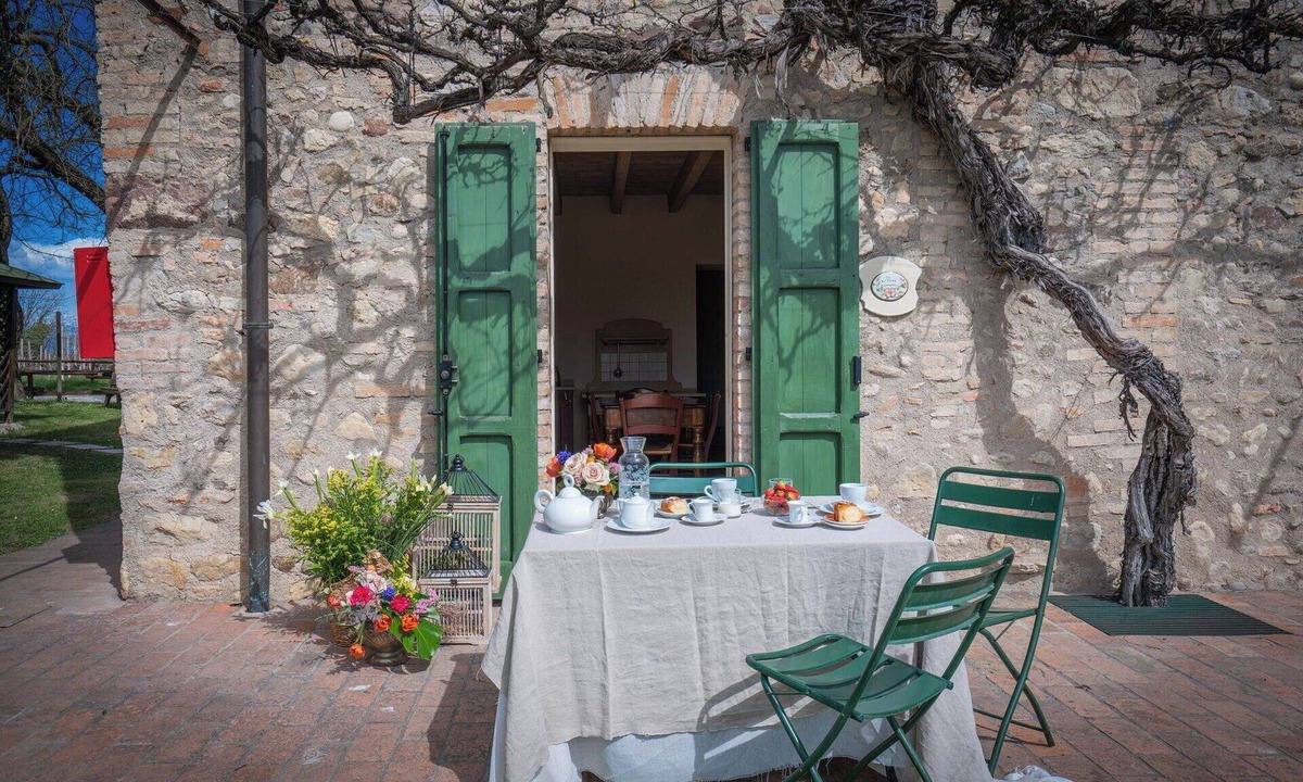 Pozzolengo Villa | Lovely apartment in villa for 2 guests with pool, WIFI, A/C and pets allowed, close to Sirmione