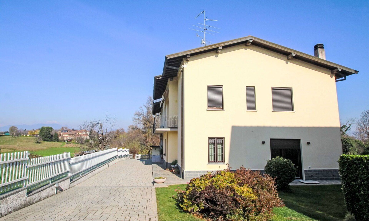 Caronno Varesino Apartment | Lovely apartment for 6 people with A/C, WIFI, TV and balcony