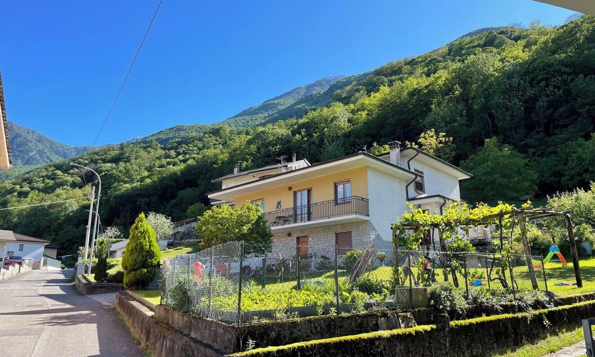 Samolaco Apartment | Lovely apartment for 6 people with WIFI, TV, patio and pets allowed