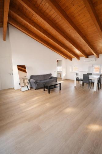 Arluno Apartment | Luminoso Attico Mansardato