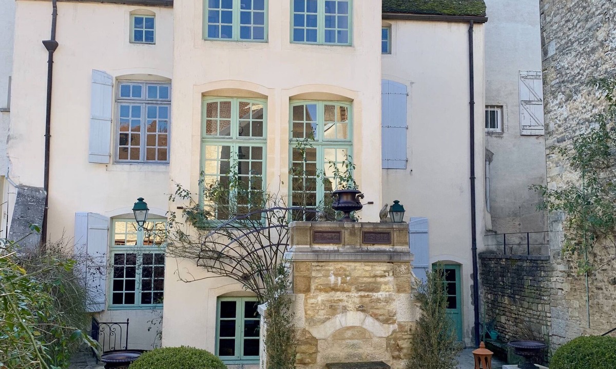 Champlitte House | Maison Monument Historique et son Jardin de Buis Taillés