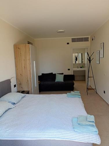 Casnate Con Bernate Bed & Breakfast | Moon room of Como