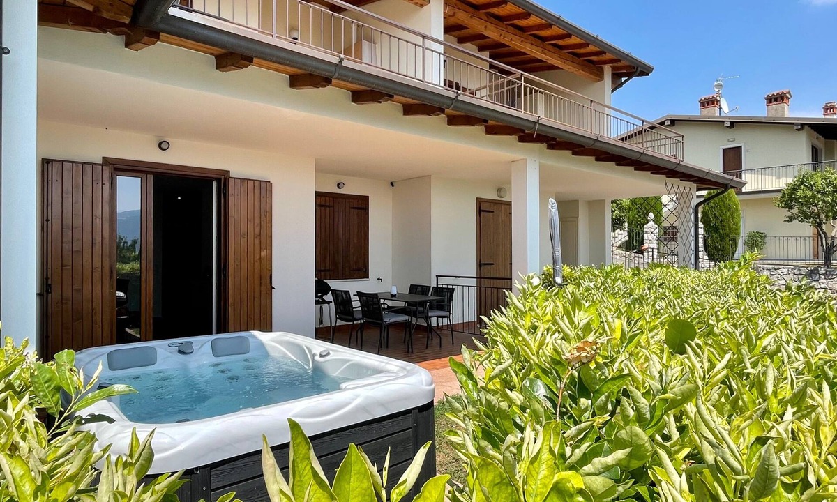 Gardola Apartment | New exclusive holiday flat "Suite Perlago" with garden and private whirlpool