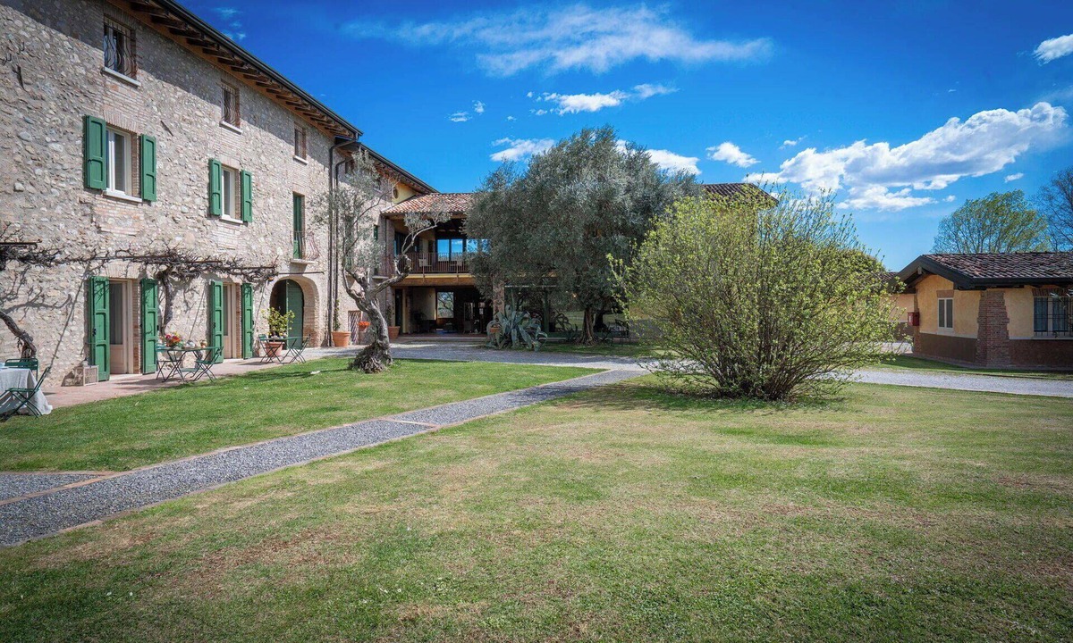 Pozzolengo Villa | Nice apartment in villa for 2 people with pool, A/C, WIFI and pets allowed, close to Sirmione