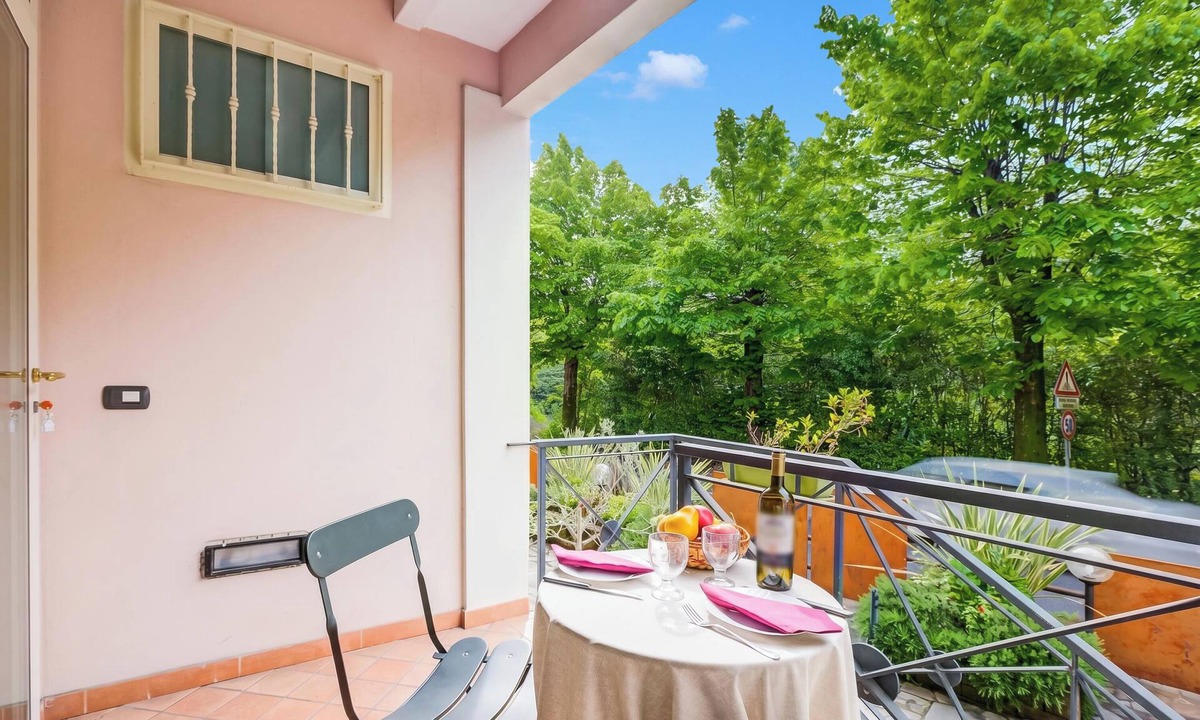 Desenzano del Garda Apartment | Orange Apartment Desenzano with Balcony & Wi-fi, Desenzano Del Garda, Italy
