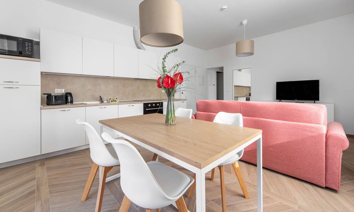 San Donato-San Vitale Apartment | Palazzo Pedretti 207, Spacious 1 Br Apartment By Halldis