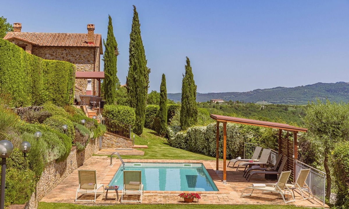 Citta della Pieve Villa | PRIVATE LUXURY VILLA WITH HEATED SWIMMING POOL AND JACUZZI