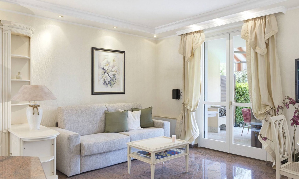 Calmasino Apartment | Regarda - Basiliko White Apartment with pool and wifi