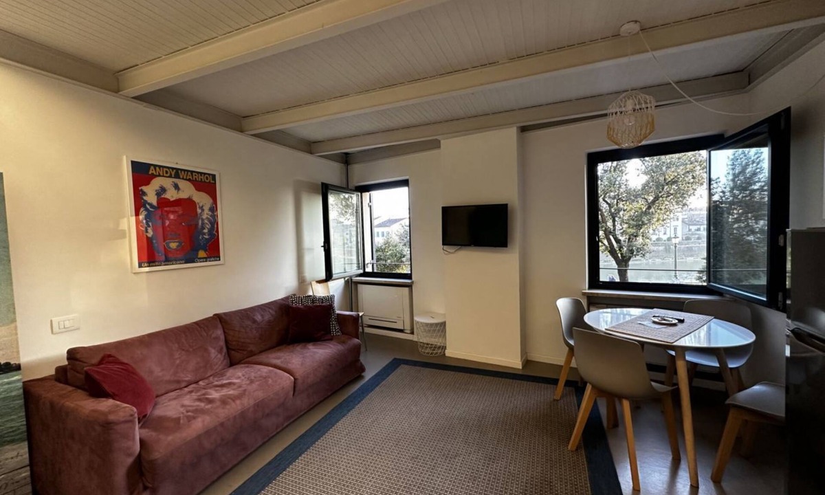 Citta Antica Apartment | Rivadige Suite 2 - Verona Journeys with beautiful view on the river