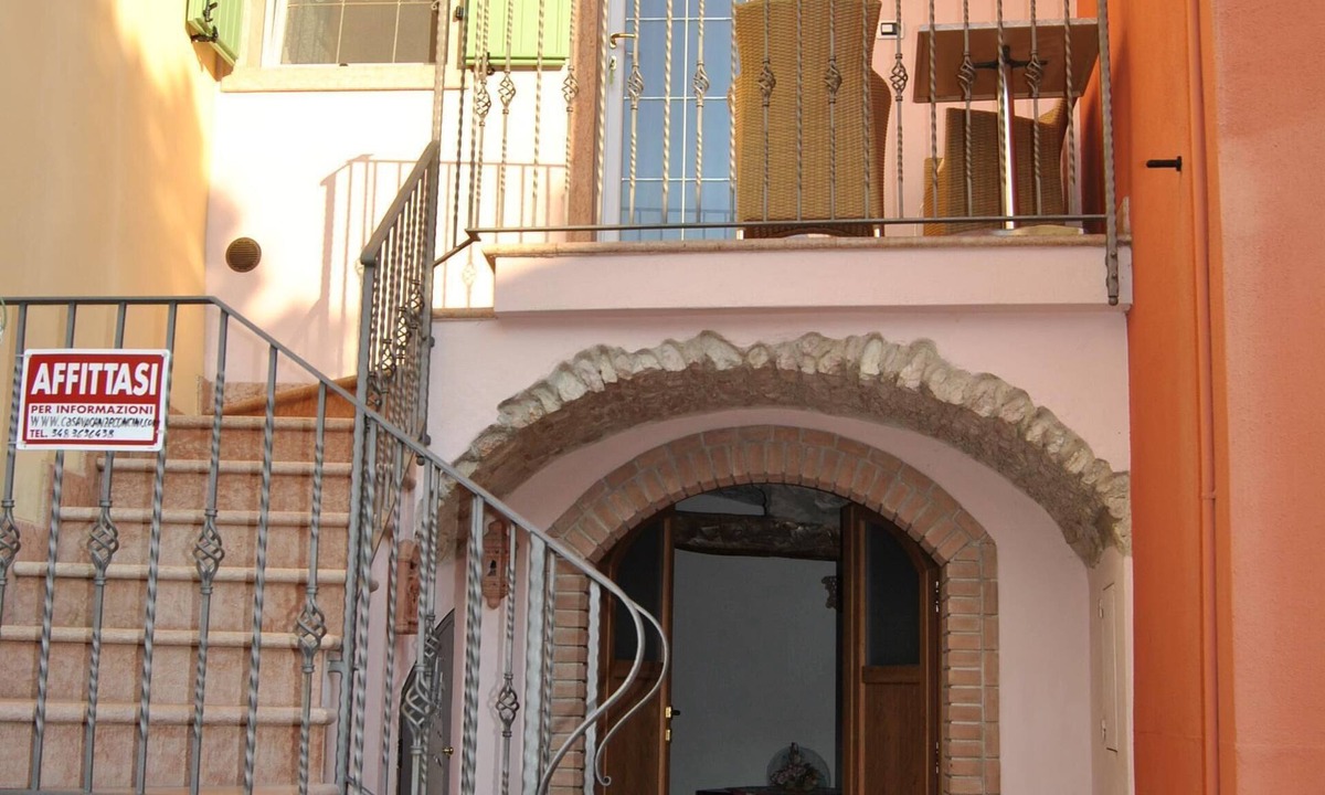 Cassone House | ROMANTIC 2-BEDROOM COTTAGE (both with double beds) near the beach, with garage, TV, and bicycles.