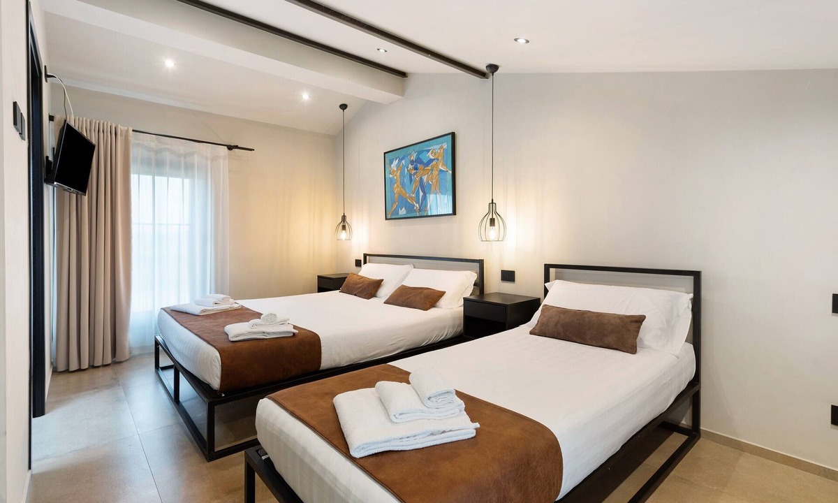 Castelnuovo del Garda Apartment | Room 'Agr Casa Pezzo Triple Room 3' with Shared Pool, Wi-Fi and Air Conditioning