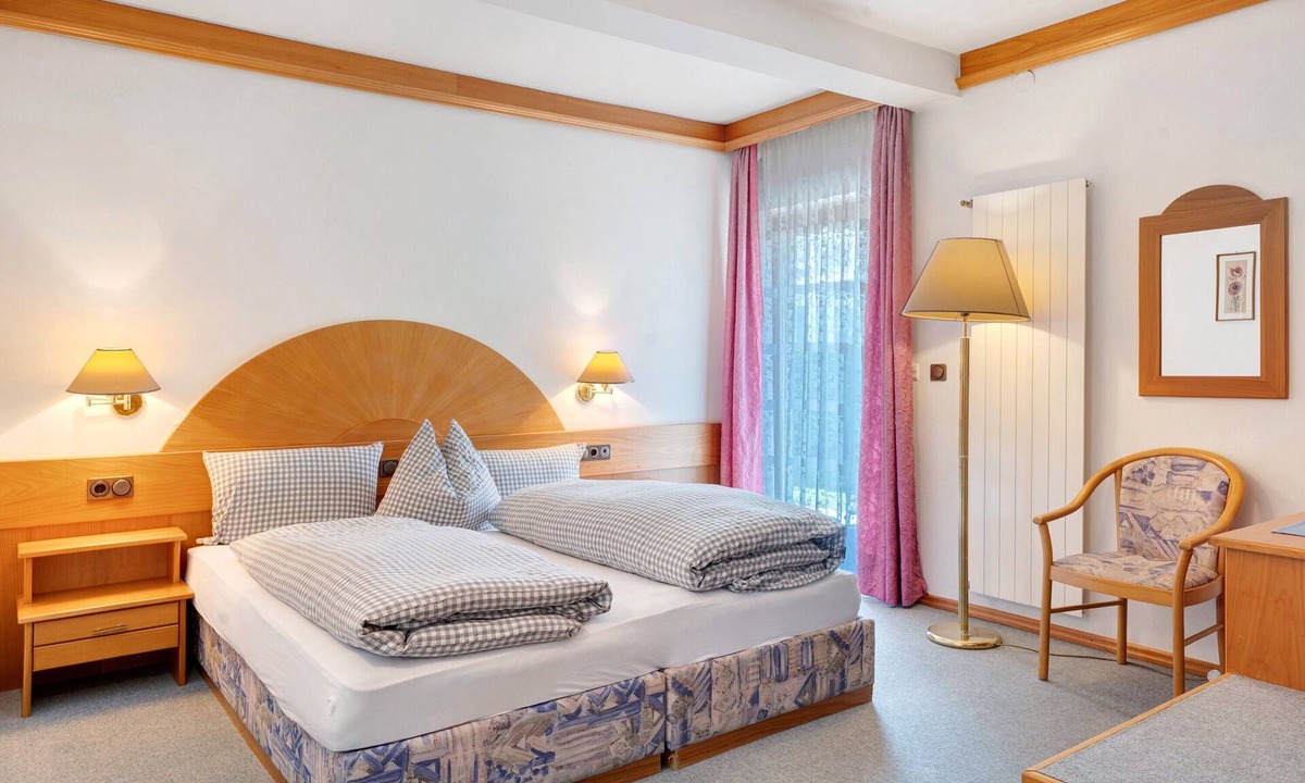 Vipiteno Apartment | Room 'Bb Pattis 2P' with Mountain View, Balcony and Wi-Fi