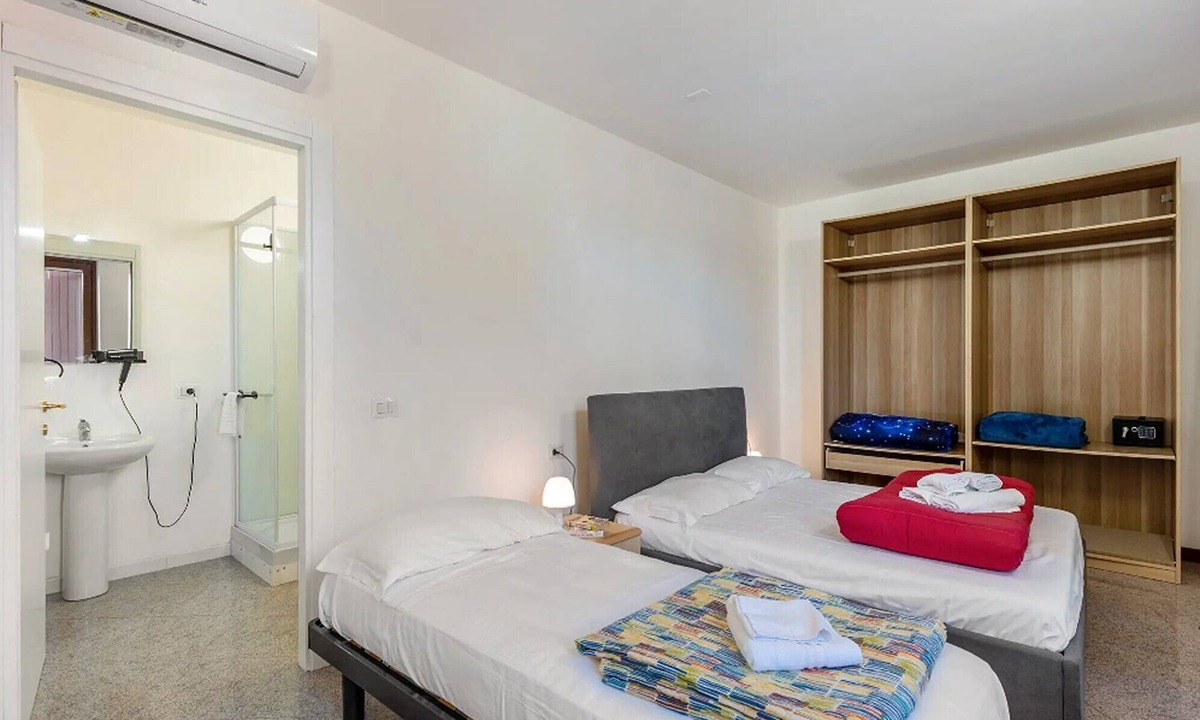 Mozzecane Apartment | Room 'Camera Tripla Con Balcone' with Shared Terrace, Wi-Fi and Air Conditioning