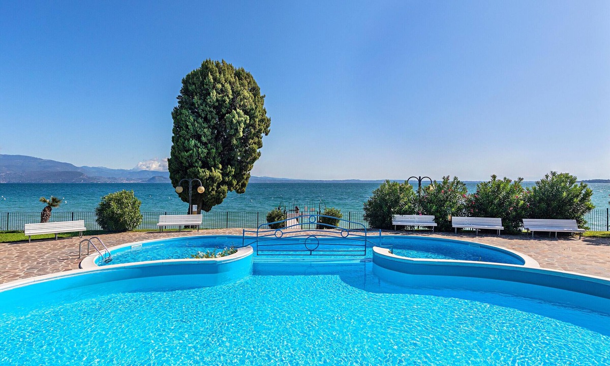Solarolo Apartment | San Sivino 100 with garden and lakefront pool
