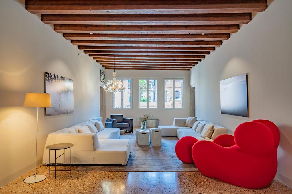 Cannaregio Apartment | Sartor Apartment with Canal View and Private Court