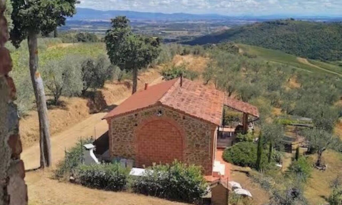 Sinalunga Cottage | SECLUDED BARN nestled in the vineyards. Private garden and breathtaking views.