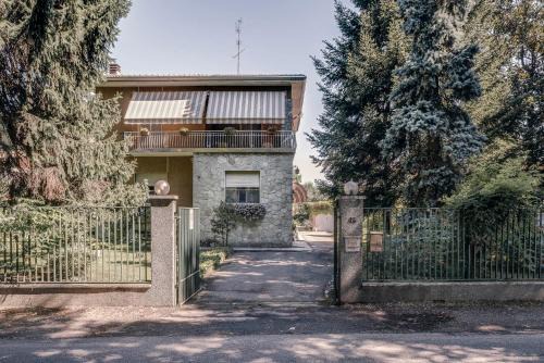 Caronno Pertusella Apartment | Sentirsi a casa, lontano da casa- front station, near to Milano, Rho fiere, MXP ,Como