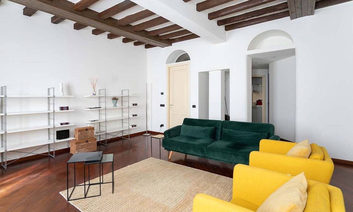 Central Station Apartment | Spacious flat w/wooden beams - Porta Venezia