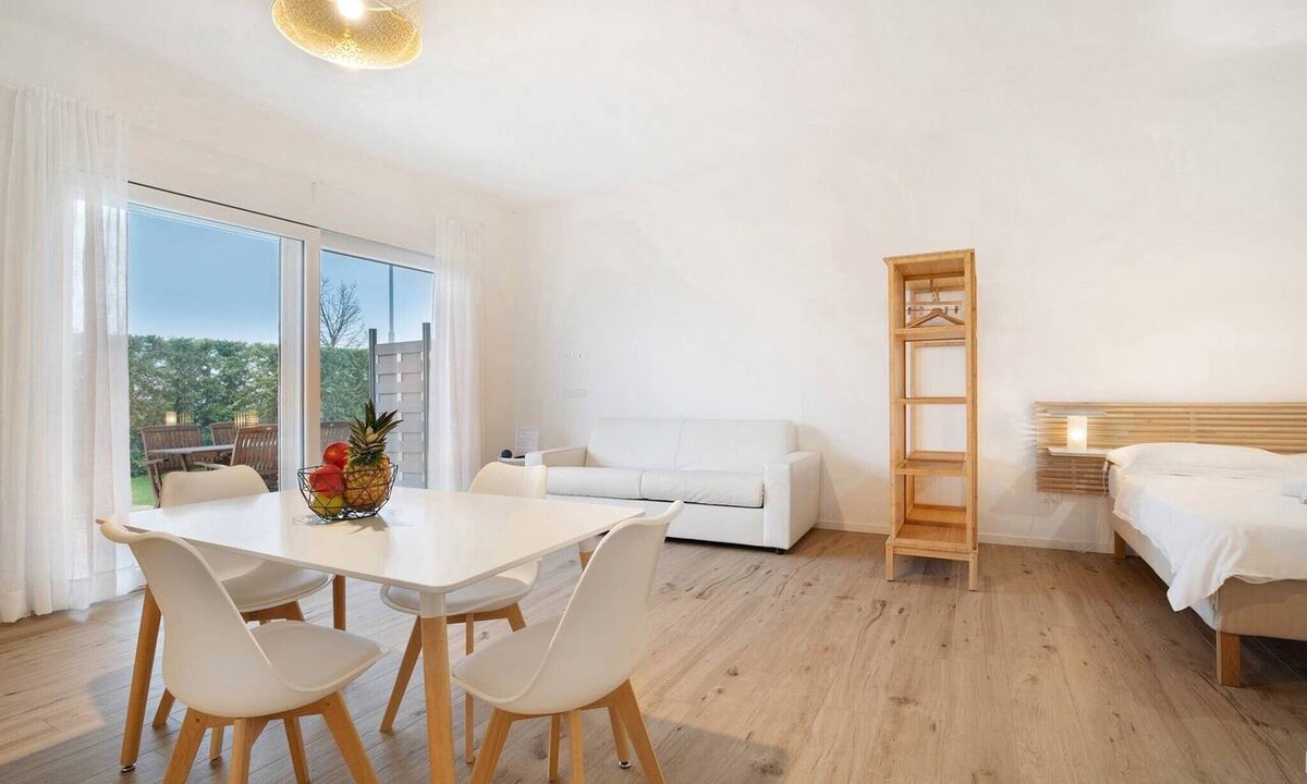 Lido di Jesolo Apartment | Studio Apartment 'Open Space 2' with Shared Garden, Wi-Fi and Air Conditioning