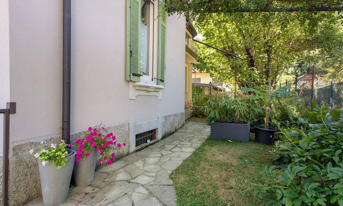 Laveno Apartment | Studio 'Nocciolo' with Private Garden, Wi-Fi and Air Conditioning