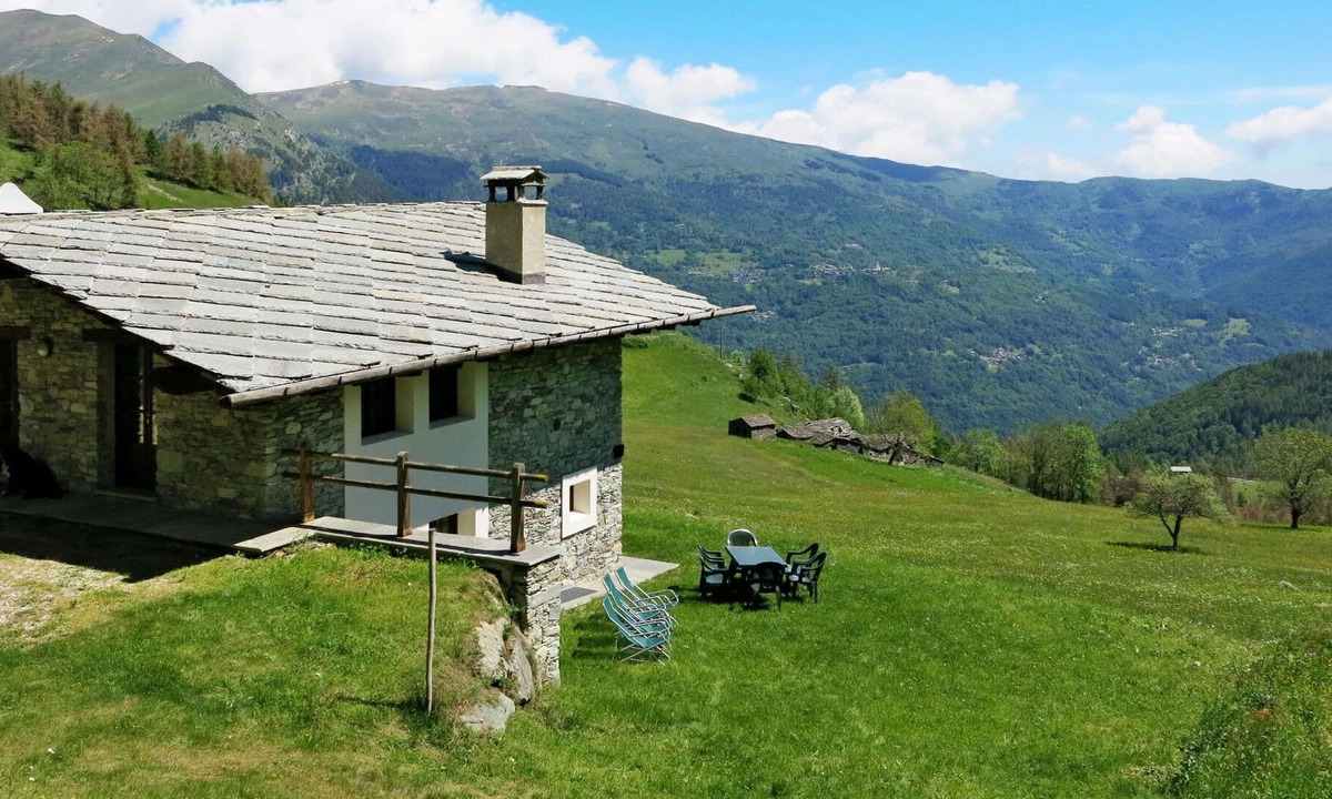 Sampeyre House | Stunning private villa for 9 people with TV, patio and parking