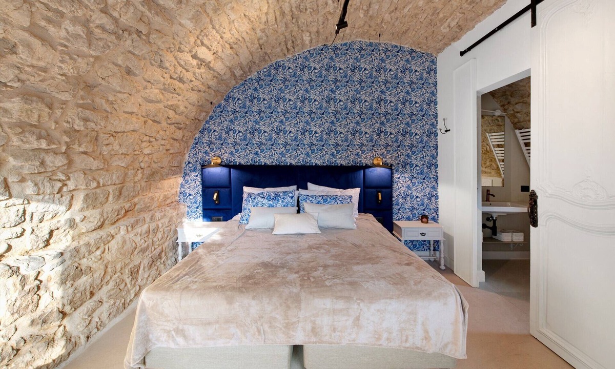 Assenza Apartment | Suite bedroom (21 m2) with shared terrace, sauna and olive garden view