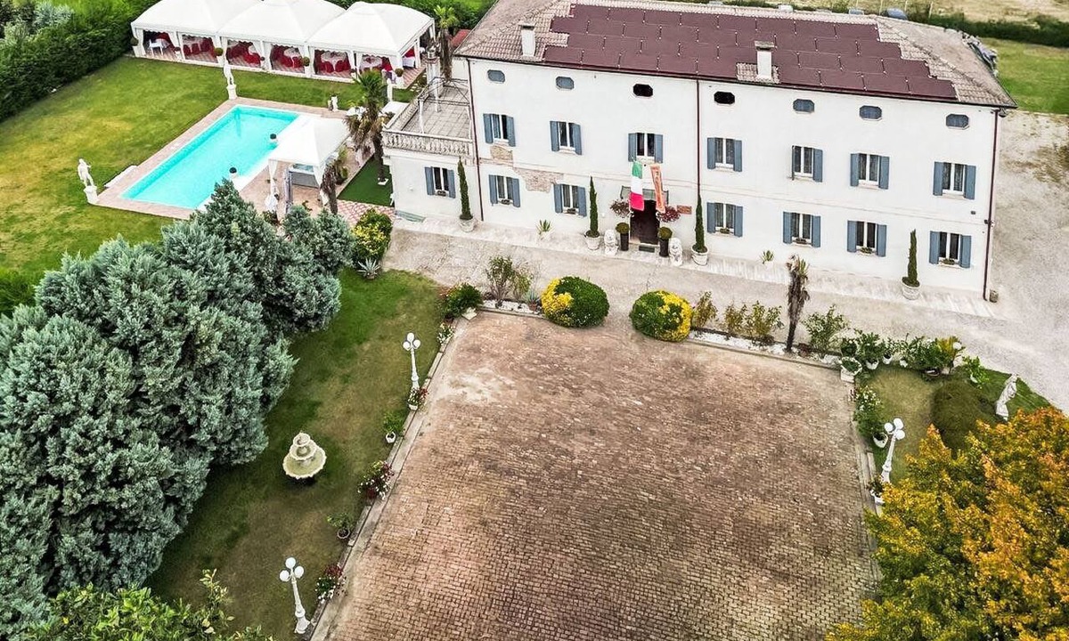 Castelbaldo House | Tenuta "Villa Dalla Benetta" Pool - Wassermassage by Interhome