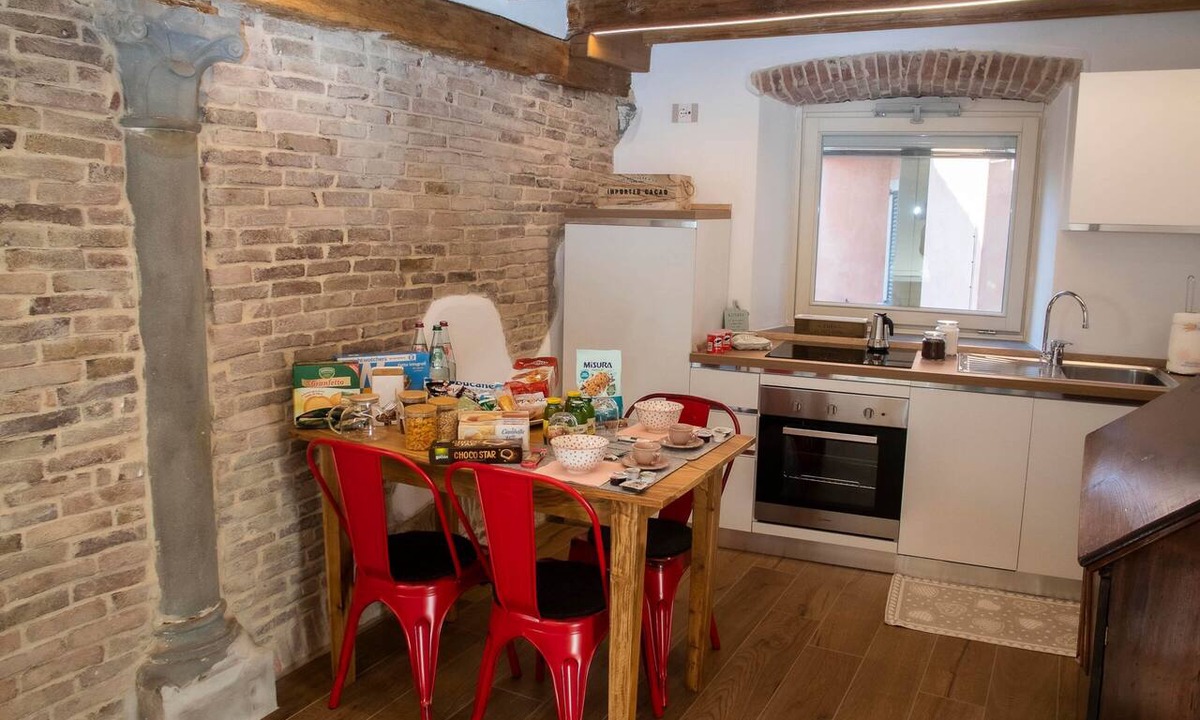 Citta Alta House | The Key to Bergamo. Il Capitello is a stylish apartment located at 112 Via Pignolo