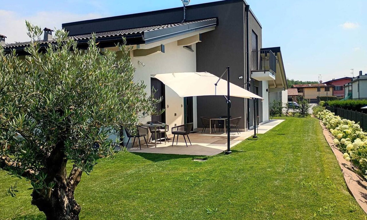 Casnate Con Bernate Apartment | The Moon Room: A comfortable, new room near Como.