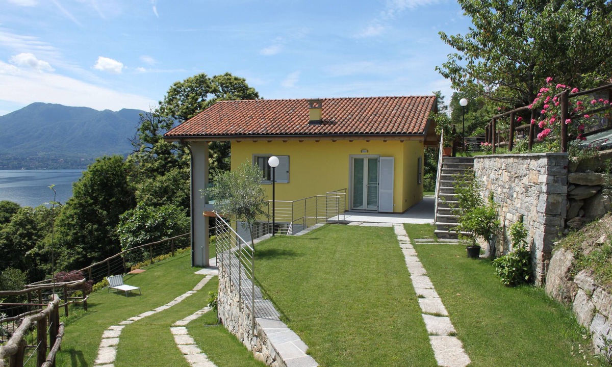 Oggebbio House | Vacation home with lake view up to 10 p. quiet location, private garden and bread service