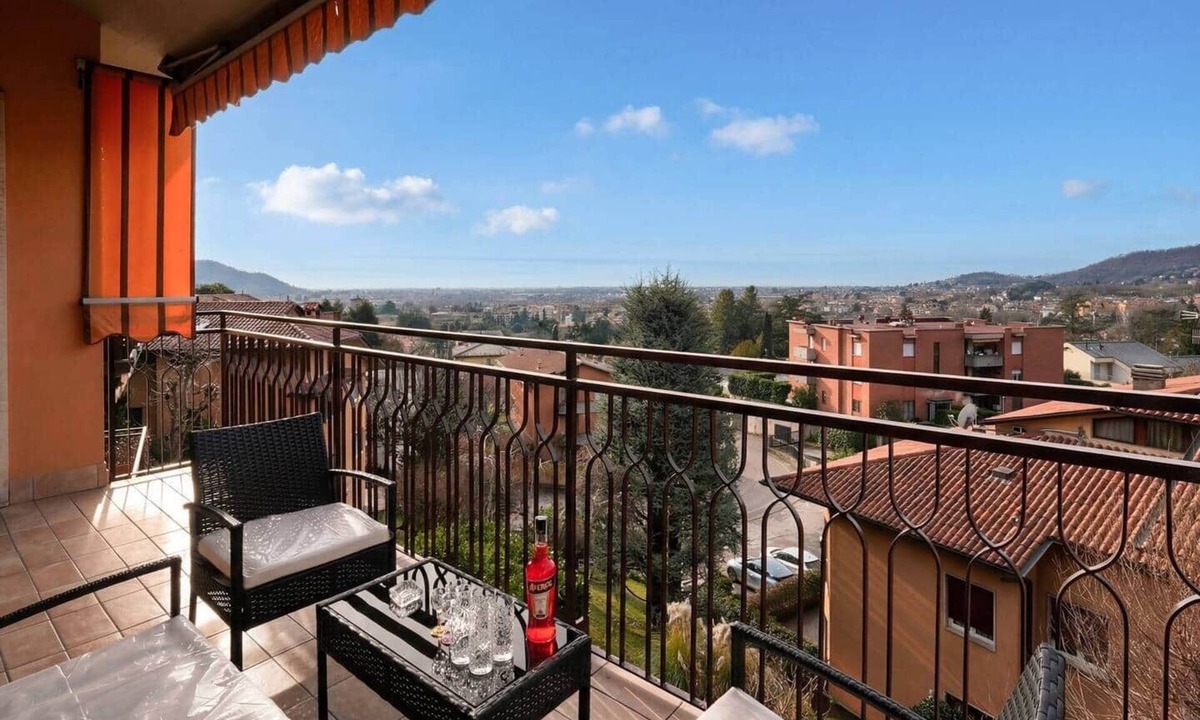 Alzano Lombardo Apartment | Viewpoint (Wi-fi, A/C & Free Box)